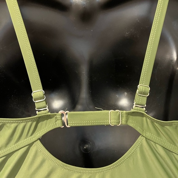 💚 One-Piece Swimsuit with Keyhole Back (Size 16W) - Picture 5 of 5